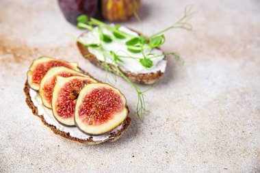 İncirli sandviç, krem peynirli sağlıklı kahvaltı taze porsiyon yemek için hazır yemek fotokopisi arka plan kırsalında. Top view keto ya da paleo diyet vejetaryen ya da vejetaryen yemekleri