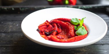 Biber ızgarası soyulmuş antipasto fırınlanmış sebze ızgarası ızgara taze porsiyon masada atıştırmaya hazır keto ya da paleo diyet vejetaryen vejetaryen ya da vejetaryen gıda arka planı