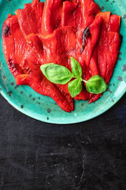 Biber ızgarası soyulmuş antipasto fırınlanmış sebze ızgarası ızgara taze porsiyon masada atıştırmaya hazır keto ya da paleo diyet vejetaryen vejetaryen ya da vejetaryen gıda arka planı