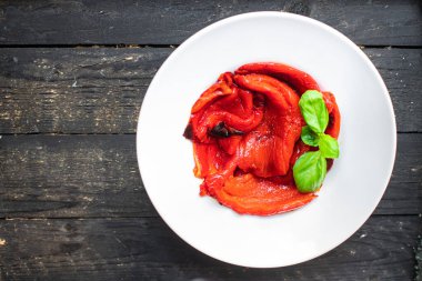 Biber ızgarası soyulmuş antipasto fırınlanmış sebze ızgarası ızgara taze porsiyon masada atıştırmaya hazır keto ya da paleo diyet vejetaryen vejetaryen ya da vejetaryen gıda arka planı