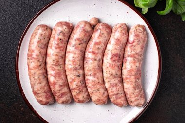 Çiğ sosisler, etsiz soya fasulyesi, sebze, seitan vejetaryen ya da vejetaryen aperatifler masanın üzerinde sağlıklı yemek malzemesi. Üst görünüm, fotokopi, uzay, yiyecek arka plan kırsal.