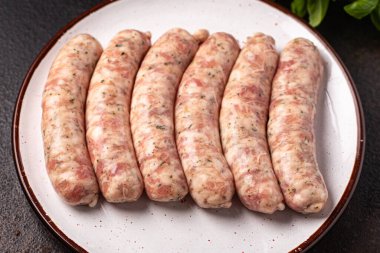 Çiğ sosisler, etsiz soya fasulyesi, sebze, seitan vejetaryen ya da vejetaryen aperatifler masanın üzerinde sağlıklı yemek malzemesi. Üst görünüm, fotokopi, uzay, yiyecek arka plan kırsal.