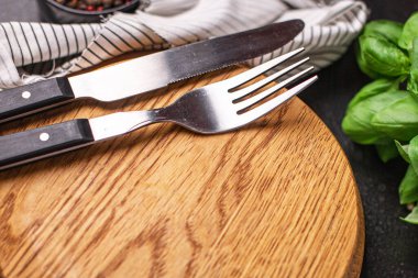 Ahşap servis tahtası, çatal bıçak ve masa üzerinde sıfır atık yemek fotokopi alanı arka plan kırsalında. en üstteki görünüm