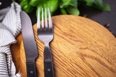 Ahşap servis tahtası, çatal bıçak ve masa üzerinde sıfır atık yemek fotokopi alanı arka plan kırsalında. en üstteki görünüm