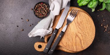 Ahşap servis tahtası, çatal bıçak ve masa üzerinde sıfır atık yemek fotokopi alanı arka plan kırsalında. en üstteki görünüm