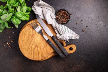 Ahşap servis tahtası, çatal bıçak ve masa üzerinde sıfır atık yemek fotokopi alanı arka plan kırsalında. en üstteki görünüm