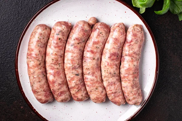 Çiğ sosisler, etsiz soya fasulyesi, sebze, seitan vejetaryen ya da vejetaryen aperatifler masanın üzerinde sağlıklı yemek malzemesi. Üst görünüm, fotokopi, uzay, yiyecek arka plan kırsal.