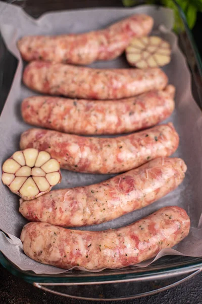 Çiğ sosisler, etsiz soya fasulyesi, sebze, seitan vejetaryen ya da vejetaryen aperatifler masanın üzerinde sağlıklı yemek malzemesi. Üst görünüm, fotokopi, uzay, yiyecek arka plan kırsal.