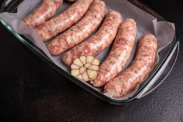 Çiğ sosisler, etsiz soya fasulyesi, sebze, seitan vejetaryen ya da vejetaryen aperatifler masanın üzerinde sağlıklı yemek malzemesi. Üst görünüm, fotokopi, uzay, yiyecek arka plan kırsal.