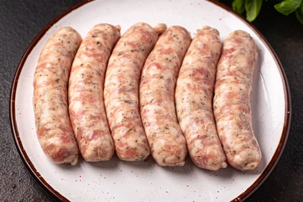 Çiğ sosisler, etsiz soya fasulyesi, sebze, seitan vejetaryen ya da vejetaryen aperatifler masanın üzerinde sağlıklı yemek malzemesi. Üst görünüm, fotokopi, uzay, yiyecek arka plan kırsal.