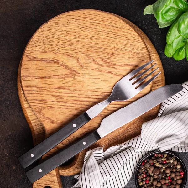 Ahşap servis tahtası, çatal bıçak ve masa üzerinde sıfır atık yemek fotokopi alanı arka plan kırsalında. en üstteki görünüm