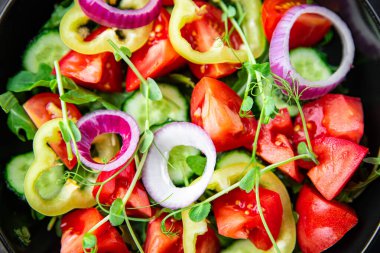 Salata, domates, salatalık, salatalık, biber, soğan, zeytinyağı sağlıklı sebze. Masada atıştırmaya hazır taze porsiyon sebze. Fotokopi, arka plan kırsal yemek, sebze, vejetaryen paleo.