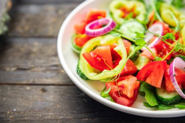 Salata, domates, salatalık, salatalık, biber, soğan, zeytinyağı sağlıklı sebze. Masada atıştırmaya hazır taze porsiyon sebze. Fotokopi, arka plan kırsal yemek, sebze, vejetaryen paleo.