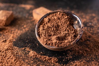 Tatlı yapmak için kakao tozu. Yemek için taze porsiyon. Arka plandaki fotokopi masasında. en üstteki görünüm