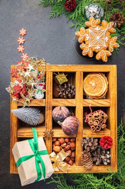 Yılbaşı kartı zencefilli çörekler ev yapımı pastalar tatlı tatlı tatlı arka plan kırsal üst görünüm fotokopi uzay bayramı dekoru 