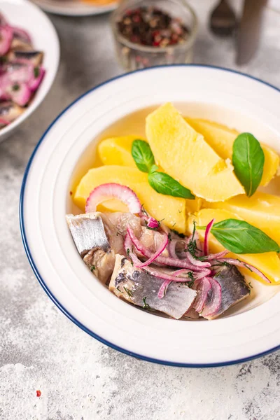 Ρέγγα Και Πατάτες Βραστό Λαχανικό Δεύτερο Πιάτο Μαριναρισμένο Ψάρι Κρεμμύδι — Φωτογραφία Αρχείου