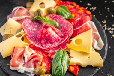 Atıştırmalık et, sosis, peynir, jambon, zeytin taze porsiyon yemek aperatiflerini yemek için masa arkasında hazır yemek arka planı kırsalında. en üstteki görünüm