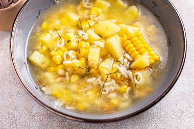 Çorba, sebze mısır, patates, makarna alfabesi, et suyu, tavuk eti taze porsiyon atıştırmalığı masanın üzerinde fotokopi, arka plan kırsal keto veya paleo diyeti. 