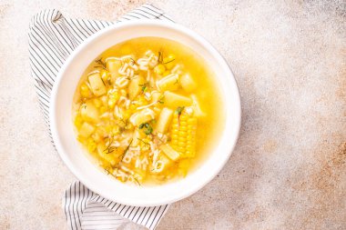 Çorba, sebze mısır, patates, makarna alfabesi, et suyu, tavuk eti taze porsiyon atıştırmalığı masanın üzerinde fotokopi, arka plan kırsal keto veya paleo diyeti. 