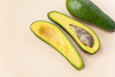 Avokado olgun meyve taze porsiyon hazır yemek atıştırmak için masa fotokopisi uzayı arka plan kırsalında. Top view keto ya da paleo diyet vejetaryen ya da vejetaryen yemekleri