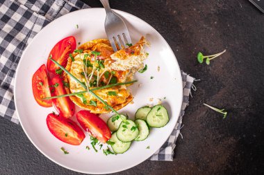 Omlet, sebzeli yumurta, salata, domates, salatalık taze yemek, fotokopi, uzay yemeği arka planı. 