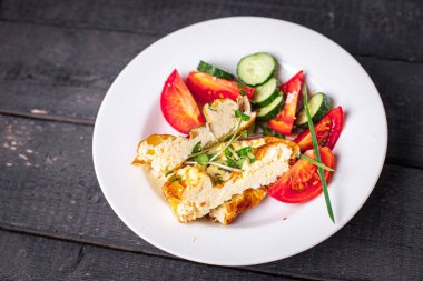 Omlet, sebzeli yumurta, salata, domates, salatalık taze yemek, fotokopi, uzay yemeği arka planı. 