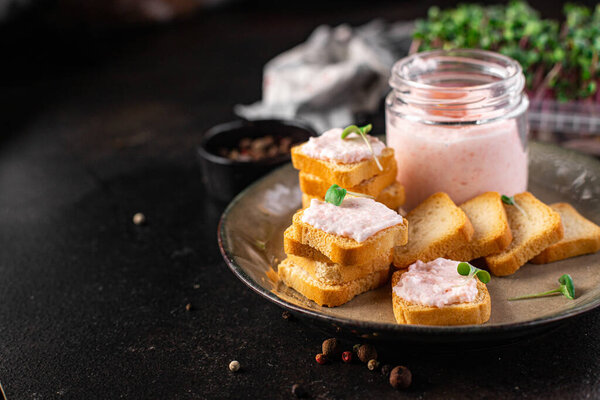 рыбное масло распространение креветок Smorrebrod морепродукты бутерброд хлеба capelin икра свежая еда закуски копировать пространство питания фон деревенский 