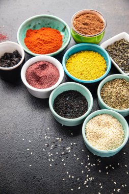 Baharatlar farklı baharatları karıştırır keskin ve baharatlı otlar, zemin baharatı taze porsiyon yemek için hazır sofrada fotokopi uzayı yemek arka planında kırsal 