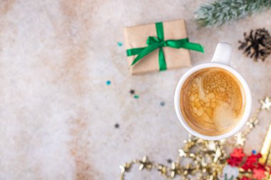 Kahve, sıcak içecek, arka plan, yeni yıl tatili, tatlı, tatlı yemek, yemek, arka plan, kırsal manzara, fotokopi alanı.