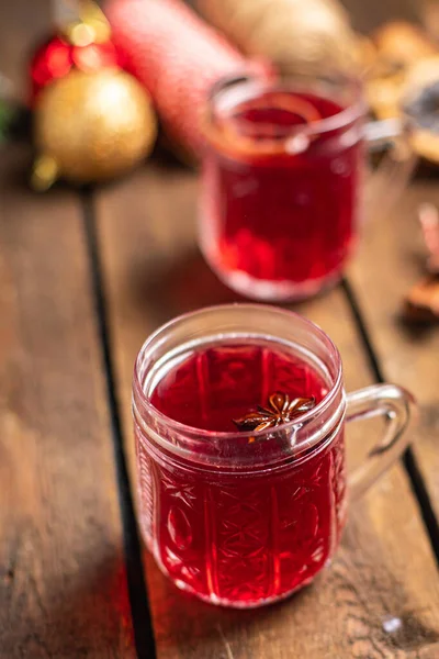 マルドワインクリスマスドリンク新年の背景スパイスジューススターアニスシナモン居心地の良い新鮮な甘い飲み物テーブルの上の食事コピースペースフード素朴な — ストック写真