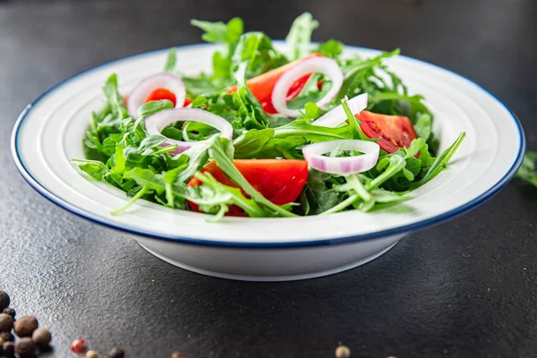 Arugula Domates Salatası Taze Bir Porsiyonda Hazır Yemek Atıştırmalığı Için — Stok fotoğraf