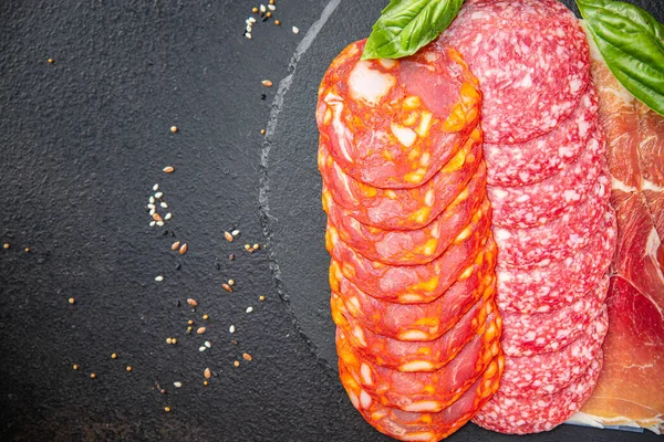 Mięso Różne Kiełbasy Krojenie Salami Chorizo Jamon Prosciutto Świeża Porcja — Zdjęcie stockowe