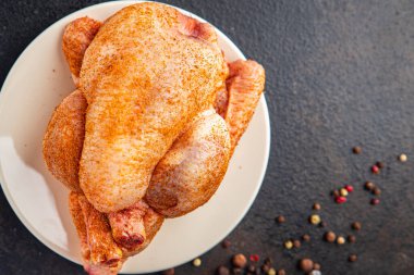 Tavuk koquelet çiğ tavuk kokulu et kümes hayvanları pişmeye ya da taze porsiyon pişirmeye hazır. Fotokopi masasının arka planında atıştırmalık şeyler yemeye hazır. üst görünüm keto veya paleo diyeti