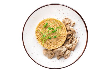 Buğday lapası tavuk haşlanmış et, sağlıklı diyet yiyecek masada taze yemek fotokopisi çekilecek.