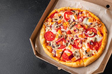 Sebzeli pizza domates, biber, soğan, mantar, mısır taze yemek atıştırmalığı fotokopi alanı vejetaryen yemek arka planında. 