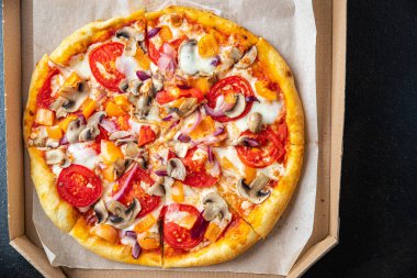 Sebzeli pizza domates, biber, soğan, mantar, mısır taze yemek atıştırmalığı fotokopi alanı vejetaryen yemek arka planında. 