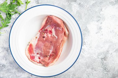 ördek göğsü çiğ tavuk eti. Masada taze yemek. Fotokopi masası.