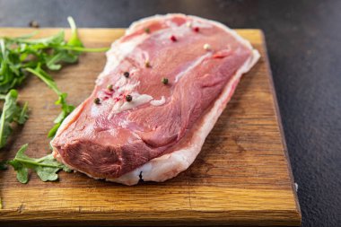 ördek göğsü çiğ tavuk eti. Masada taze yemek. Fotokopi masası.
