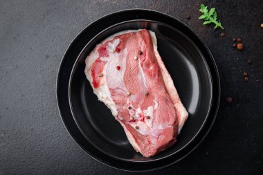 ördek göğsü çiğ tavuk eti. Masada taze yemek. Fotokopi masası.