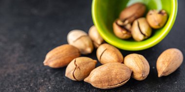Fotokopi masasındaki kabuklu fıstıklı fındık ezmesi. Vejetaryen ya da vejetaryen yemekleri