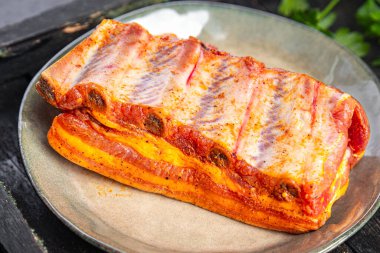 Çiğ pirzola, domuz eti, baharat turşusu, baharat ve taze porsiyon. Arka plandaki uzay yiyeceklerinin fotokopisini çekmek için hazır. üst görünüm keto veya paleo diyeti