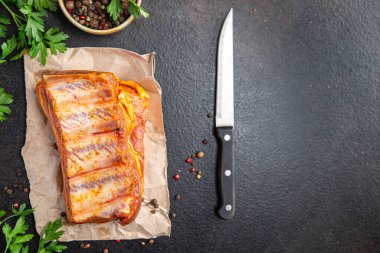 Çiğ pirzola, domuz eti, baharat turşusu, baharat ve taze porsiyon. Arka plandaki uzay yiyeceklerinin fotokopisini çekmek için hazır. üst görünüm keto veya paleo diyeti