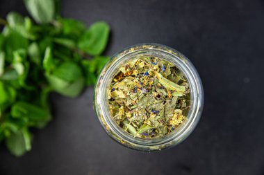 Bitkisel çay, şifalı bitkiler, yapraklar, çiçekler yemek için hazır taze porsiyon fotokopi masasında. en üstteki görünüm