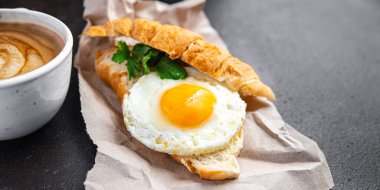 Kızarmış yumurta kahvaltı fincanı. Sıvı yumurta sarısı. Masada taze yemek. 