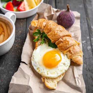 Kızarmış yumurta kahvaltı fincanı. Sıvı yumurta sarısı. Masada taze yemek. 