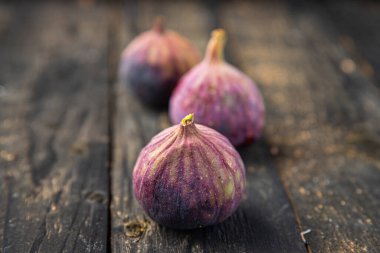 İncirli taze meyve porsiyonlu incirli atıştırmalıklar masada fotokopi uzayı arka plan paslı diyet vejetaryen ya da vejetaryen yemekleri