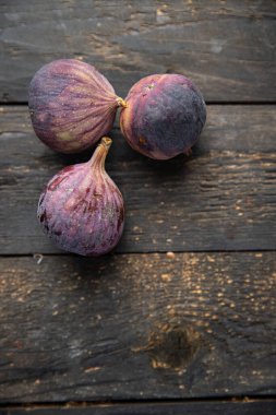 İncirli taze meyve porsiyonlu incirli atıştırmalıklar masada fotokopi uzayı arka plan paslı diyet vejetaryen ya da vejetaryen yemekleri