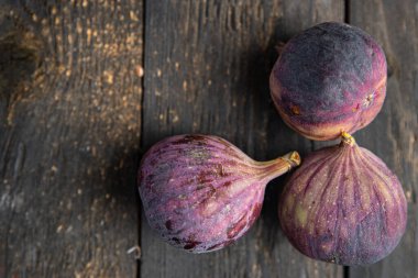 İncirli taze meyve porsiyonlu incirli atıştırmalıklar masada fotokopi uzayı arka plan paslı diyet vejetaryen ya da vejetaryen yemekleri