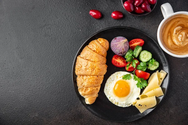 Kızarmış yumurta kahvaltı fincanı. Sıvı yumurta sarısı. Masada taze yemek. 