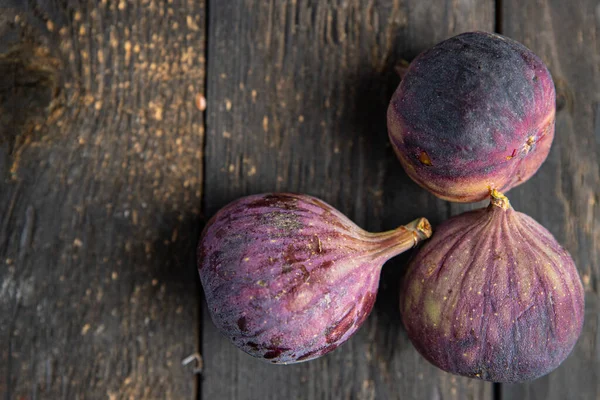 İncirli taze meyve porsiyonlu incirli atıştırmalıklar masada fotokopi uzayı arka plan paslı diyet vejetaryen ya da vejetaryen yemekleri